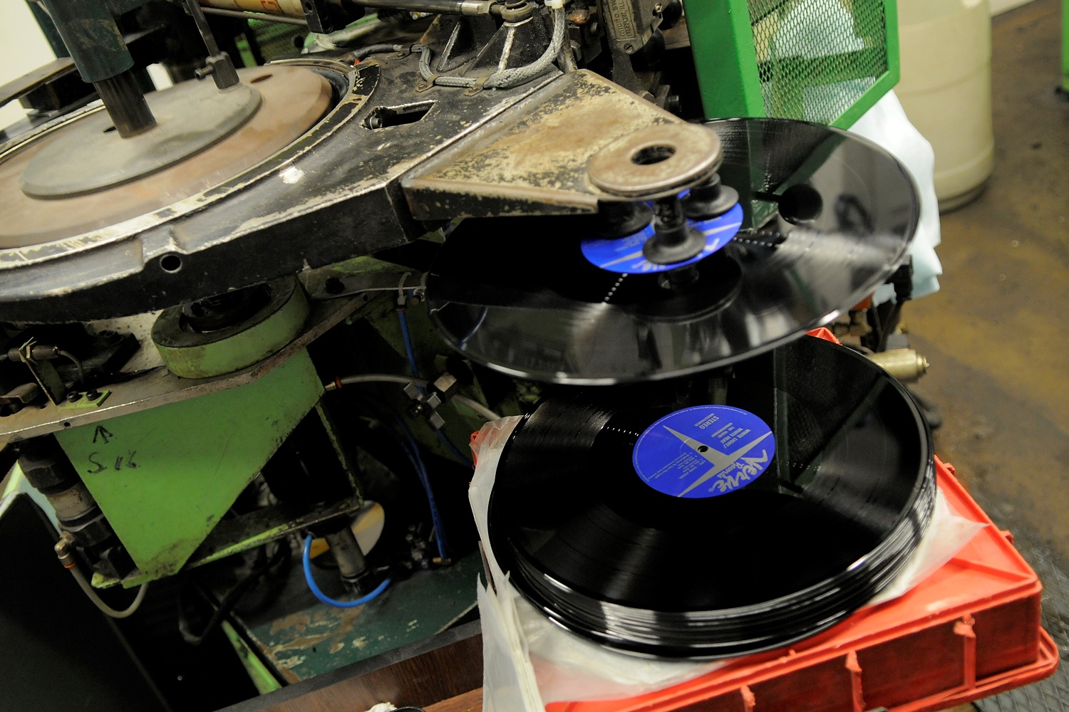 26_Black record pressing